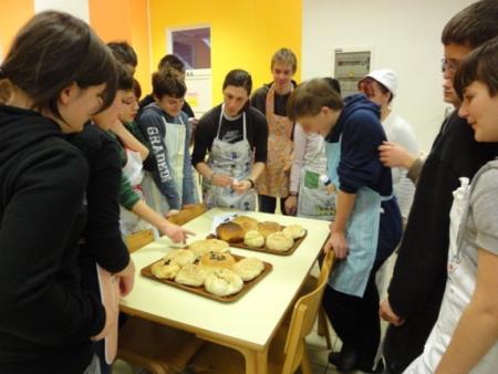 Maškare Kettejeve šole so na pustni torek oživele mestne ulice 11